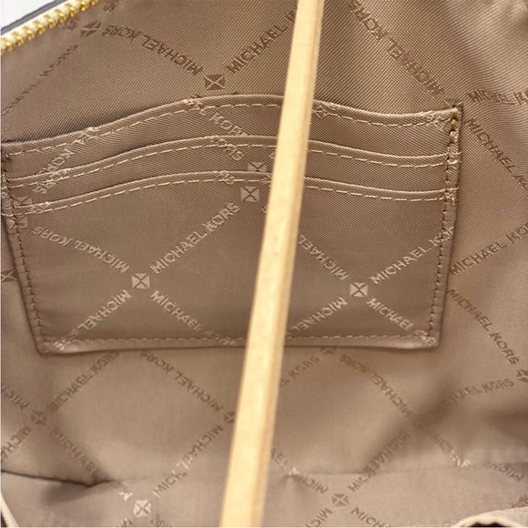 MICHAEL KORS JET SET TRAVEL LG 2 in 1
WRISTLET AND CARD CASE - Picture 8 of 13